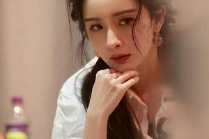 杨幂双马尾造型参加密室大逃脱,真是少女感十足啊。