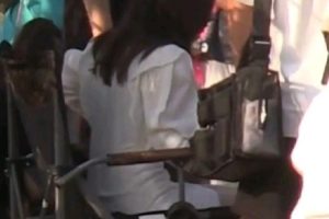 后台杨幂补妆耍大牌?图组杨幂耍大牌后台补妆,助理站着服侍。