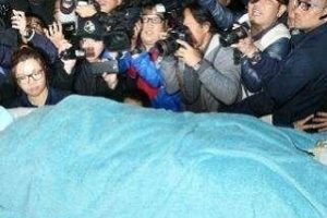 刘德华坠马后首公开露面,朱丽倩跟班随行,还带着孩子。