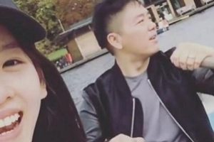 刘强东和奶茶妹妹分手之后,奶茶妹妹居然玩起了快闪,这是要搞事情啊!