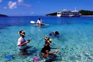 黄磊父女今天到达了斐济多多海滩,两人泳装秀美翻网友。