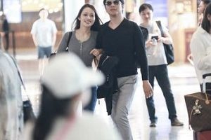 郎朗老婆吉娜现身上海虹桥机场,朗朗居然没帮忙拿行李!