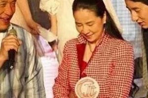 成龙终于承认小龙女，百亿遗嘱：房祖名独享大半，女儿将衣食无忧