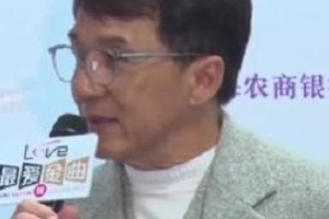 成龙大哥被伴舞小武僧飞踹视频,看成龙大哥的反应,网友纷纷表示太真实了。