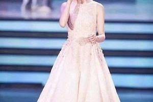 在李健演唱会上,母女俩跟唱了李健的歌,还一起合了影。