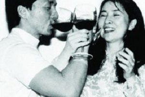成龙喜笑颜开当影展大使 台下因房祖名吸毒满面愁容