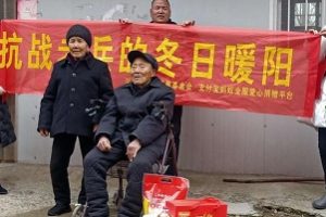 周一围方否认与神秘女子烧香,同行者系周一围夫妇都相熟的友人。