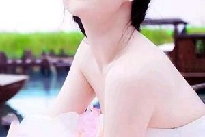 刘亦菲长发披肩,骑自行车的样子好清新好自然好楚楚动人。