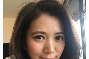 袁咏仪被过度修图后,居然在评论下回复了一个呕吐的表情。