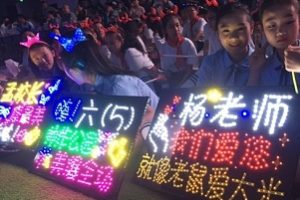 邓紫棋被求婚?曾因粉丝情侣求婚成功获“邓红娘”外号。