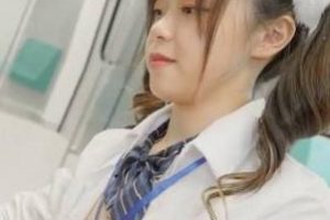 麻瓜豆豆的新人女星,在地铁上噼里啪啦地放音乐。