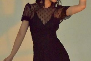 柳岩私家随拍曝光,开心得蹦蹦跳跳好似妙龄少女。