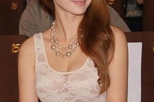 图组：柳岩生日狂秀性感大罩杯 衣物兜不住春光无限