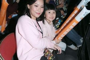 古巨基红馆开唱不慎坠台,老婆吓坏。