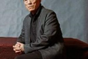 张艺谋娇妻带三孩子拍时尚杂志,岂料把大牌穿出了淘宝风。