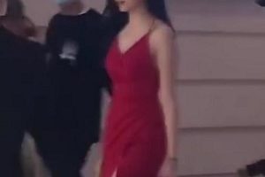 陈妍希斜肩红裙又遭吐槽!网友:陈妍希得罪造型师。