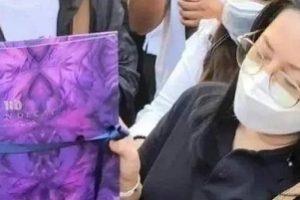 邓紫棋变身女主播主持晚间新闻,网友留言:怎么跟吸血鬼一样。