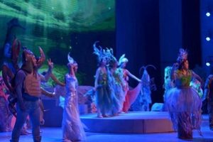 莫文蔚演唱会现场下雨了,宣布这轮演唱会是她最后一轮大型巡演。