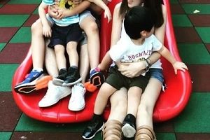 林志颖一家三口今天参加万圣节扮成巫婆,陈若仪的灰绿短裙很特别。