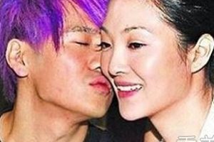 曹格娇羞自曝粘老婆：我喜欢趴在老婆身上！