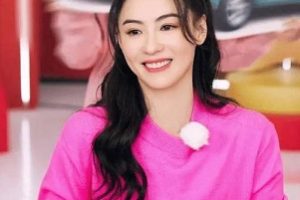 图组的张柏芝,今天被一群大妈围观了。