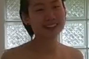 留学生男友的身高为175cm，有一双长腿。在浴室里，他使用了一款2V106M的产品，可以通过百度云进行购买。