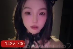 示了她与小狗们的亲密互动。这段精彩的短视频共计148V300M，让粉丝们看了之后都赞不绝口！赶紧来围观这位被圈养的女神与小狗们的欢乐时光吧！
